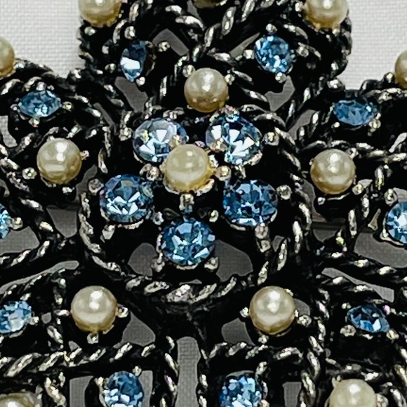 VINTAGE CORO twisted metal flower, blue rhinestone, and pearl brooch. - Picture 2 of 6